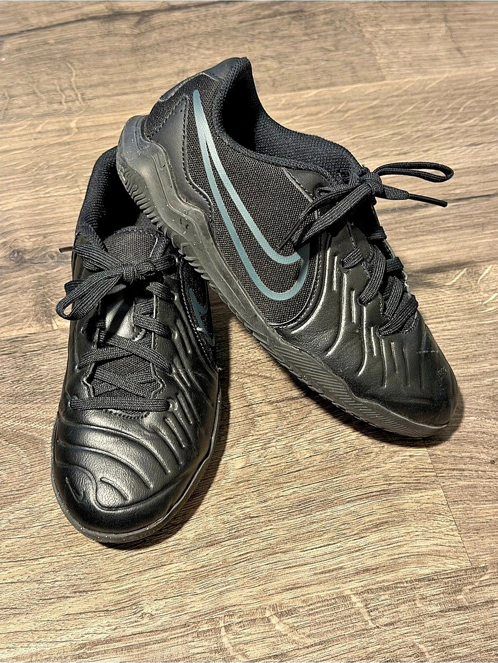 2.5 Youth Boys Tiempo Legend 10 Club Indoor Soccer Shoes